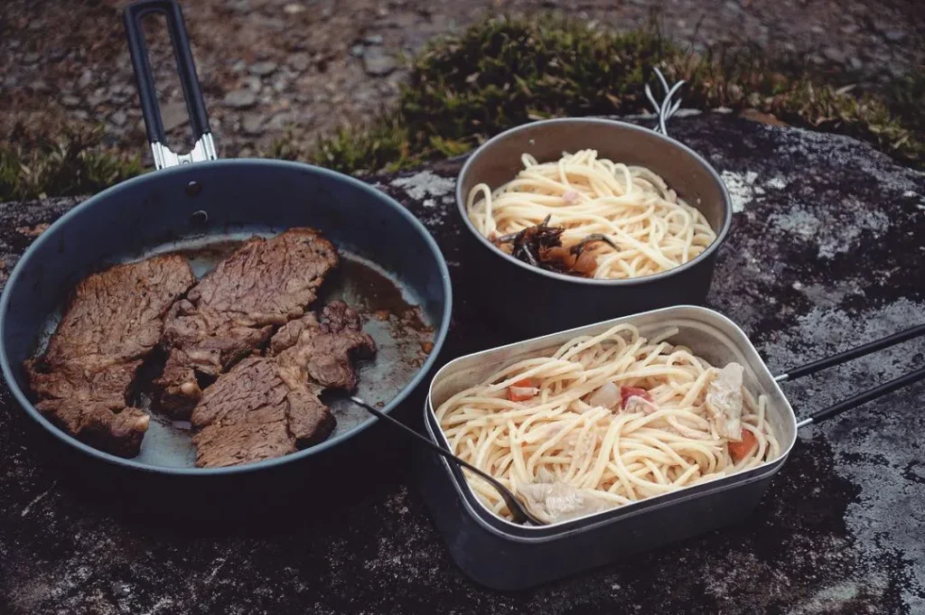 高山炊事輕量化主題視覺：呈現爐具、鍋具與脫水食材的輕量化選擇