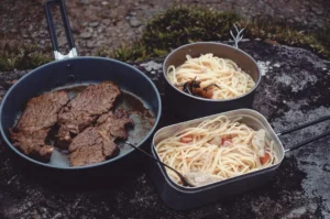 高山炊事輕量化主題視覺：呈現爐具、鍋具與脫水食材的輕量化選擇