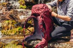 登山背包容量主題視覺：呈現單日、兩天一夜、多日縱走三種行程的背包升數差異