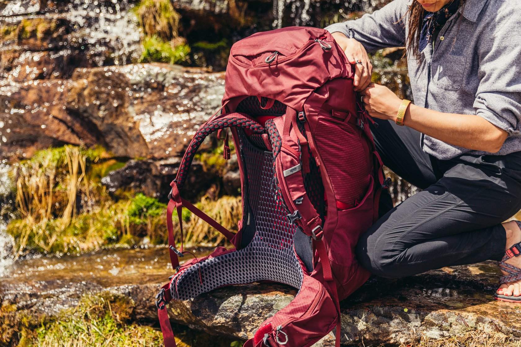 登山背包容量主題視覺：呈現單日、兩天一夜、多日縱走三種行程的背包升數差異