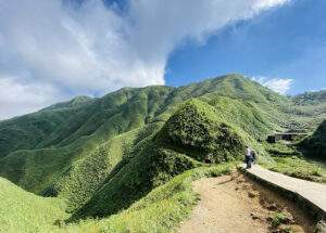 新手百岳推薦主題視覺：呈現玉山、雪山、嘉明湖三條路線的景觀特色與體能門檻對比