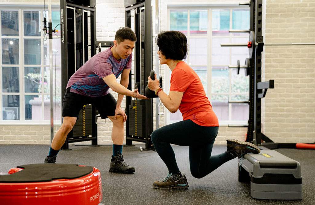 登山體能訓練主題視覺：呈現跑步機平面運動與負重爬坡的肌群差異