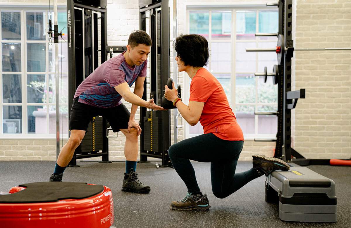 登山體能訓練主題視覺：呈現跑步機平面運動與負重爬坡的肌群差異