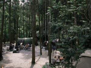 登山營地選擇主題視覺：呈現避風、水源、排水與落石評估四大黃金法則