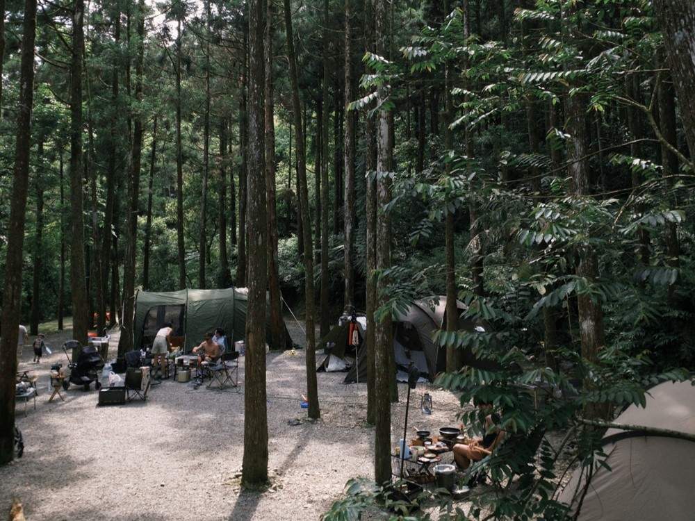 登山營地選擇主題視覺：呈現避風、水源、排水與落石評估四大黃金法則